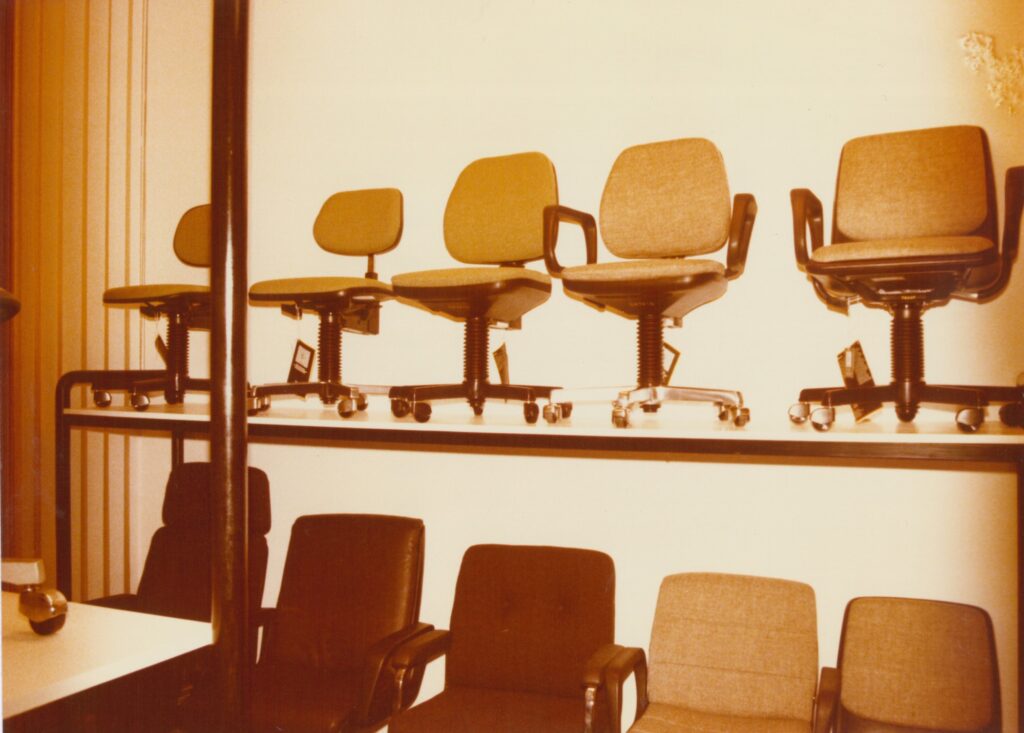 Historisches Bild von Ausstellung alter Bürostühle